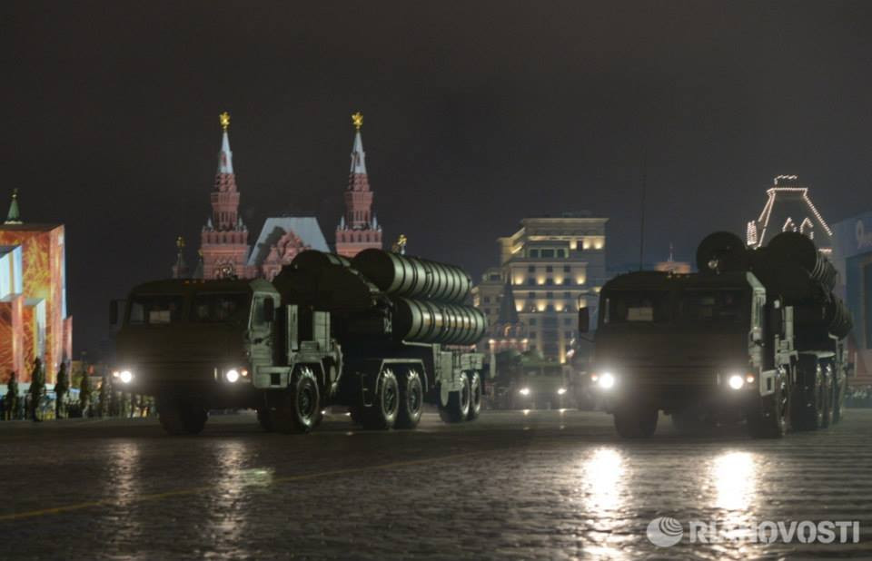 Buổi diễn tập ban đêm chuẩn bị cho cuộc diễu hành Ngày Chiến thắng. 