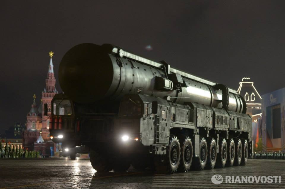 Một tên lửa đạn đạo Topol-M trong buổi diễn tập ban đêm chuẩn bị cho cuộc diễu hành Victory Day (Ngày Chiến thắng). (Nguồn: RIA Novosti) Đêm 5/5 (theo giờ địa phương), Nga đã tổ chức buổi tổng duyệt cho lễ duyệt binh mừng 69 năm Ngày chiến thắng phátxít Đức vào ngày 9/5 tới tại Quảng trường Đỏ, Moskva. Hàng trăm thiết bị quân sự hiện đại đã tham gia diễn tập, trong đó bao gồm xe tăng T-90, các xe phóng tên lửa đạn đạo liên lục địa Topol-M, xe bọc thép vận chuyển BTR-80, thống tên lửa chống máy bay S-400, pháo tự hành Msta-S... Chùm ảnh buổi diễn tập ban đêm chuẩn bị cho lễ duyệt binh mừng chiến thắng phátxít ngày 9/5. (Nguồn: RIA Novosti)