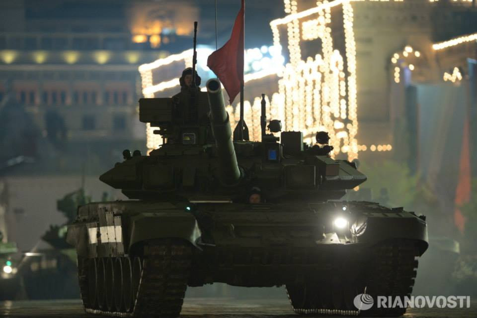 Xe tăng T-90 trong buổi diễn tập ban đêm chuẩn bị cho cuộc diễu hành Ngày Chiến thắng.