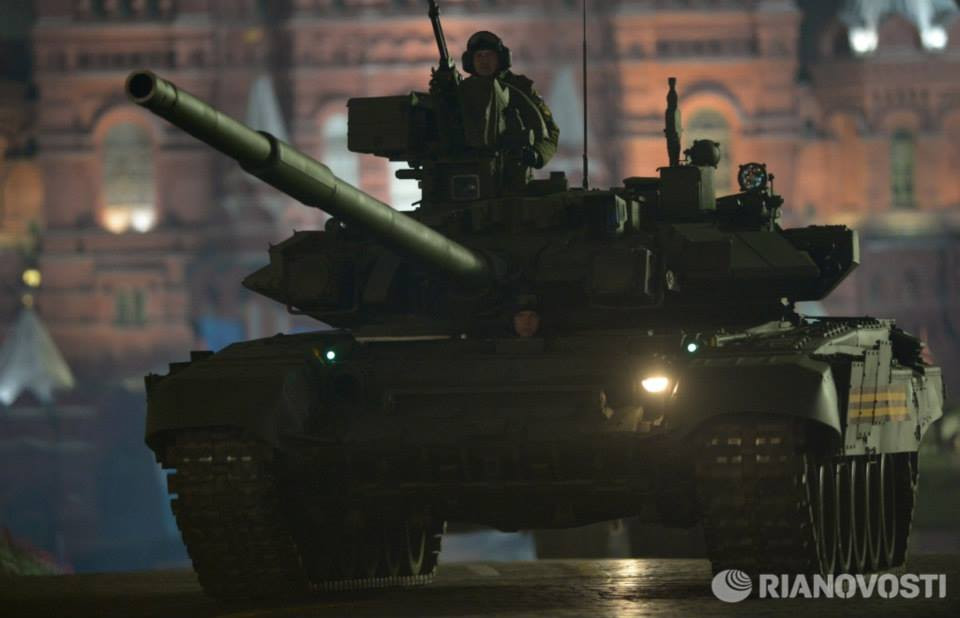 Xe tăng T-90 trong buổi diễn tập ban đêm chuẩn bị cho cuộc diễu hành Ngày Chiến thắng. 