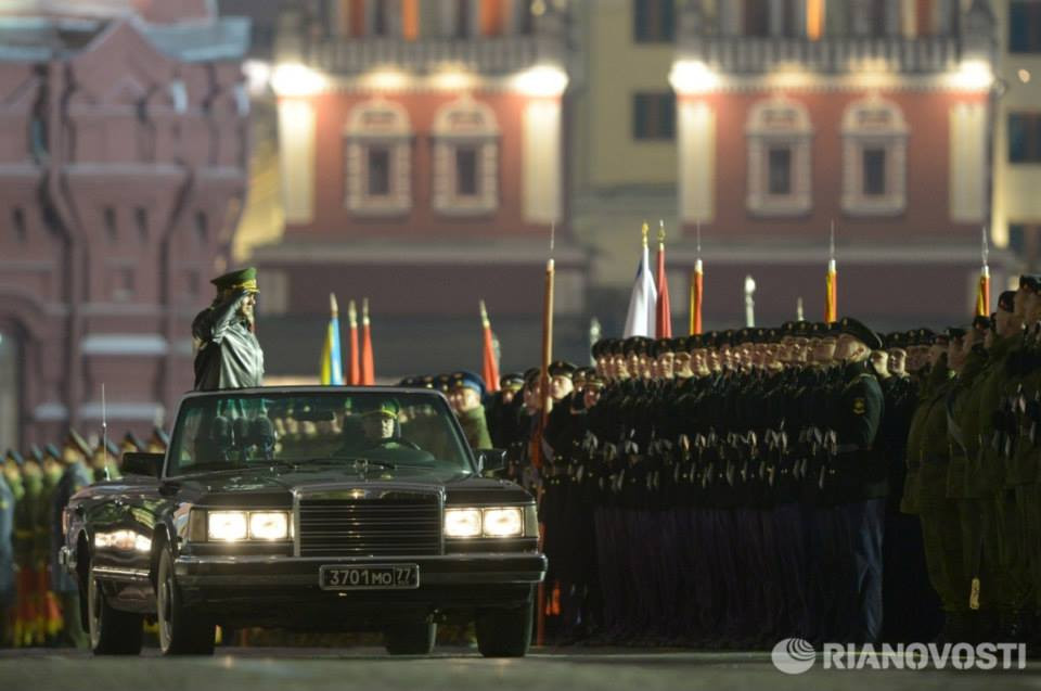 Bộ trưởng Quốc phòng Nga Sergei Shoigu trong buổi diễn tập ban đêm chuẩn bị cho cuộc diễu hành Ngày Chiến thắng. 
