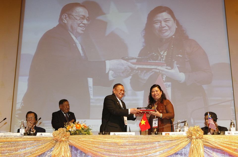 Chủ tịch Quốc hội Thái Lan Chai Chidchob bàn giao chức Chủ tịch AIPA 31 cho Phó Chủ tịch Quốc hội Tòng Thị Phóng, Trưởng đoàn đại biểu Quốc hội Việt Nam, tại Lễ bế mạc Đại hội đồng AIPA lần thứ 30, ở Pattaya, Thái Lan. (Ảnh: Trí Dũng/TTXVN)