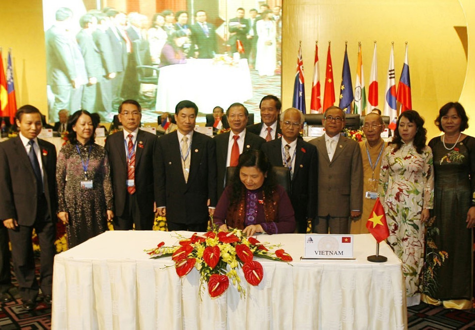  Phó Chủ tịch Quốc hội, Trưởng Đoàn đại biểu Quốc hội Việt Nam Tòng Thị Phóng ký Thông cáo chung tại Phiên họp toàn thể thứ hai Đại hội đồng AIPA lần thứ 31, ngày 24/9/2010, tại Hà Nội. (Ảnh: Trí Dũng/TTXVN)