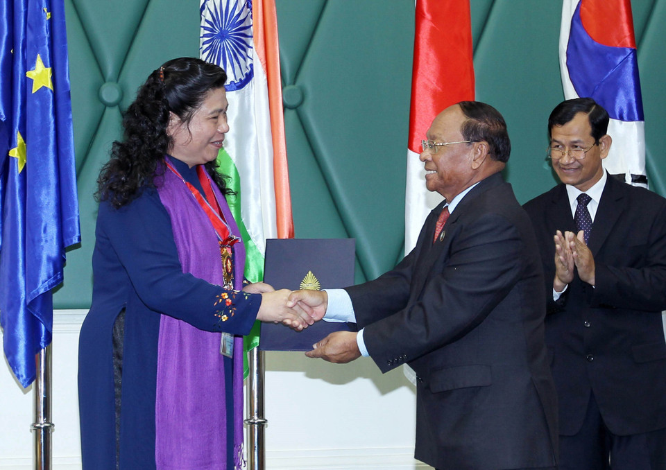 Ông Heng Samrin, Chủ tịch Quốc hội Campuchia, Chủ tịch AIPA-32 trao Huân chương Xanh-nha Ba-rô-mây, Huân chương cao quý của Quốc hội Campuchia cho Phó Chủ tịch Quốc hội Tòng Thị Phóng, tại lễ bế mạc Đại hội đồng AIPA 32 ở Phnom Penh (Campuchia). (Ảnh: Nhan Sáng/TTXVN)