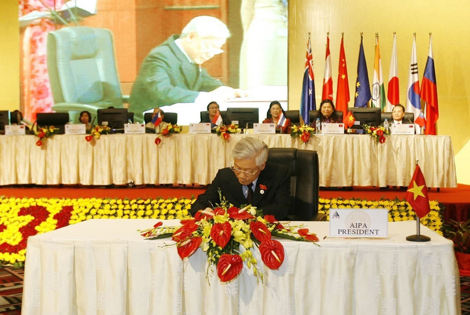 Chủ tịch Quốc hội Việt Nam, Chủ tịch AIPA-31 Nguyễn Phú Trọng ký Thông cáo chung tại Phiên họp toàn thể thứ hai của Đại hội đồng AIPA lần thứ 31 (Hà Nội, ngày 24/9/2010). (Ảnh: Trí Dũng/TTXVN)