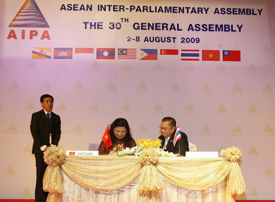 Phó Chủ tịch Quốc hội Tòng Thị Phóng, Trưởng đoàn đại biểu Quốc hội Việt Nam ký Thông cáo chung tại phiên bế mạc Đại hội đồng AIPA lần thứ 30 ở Pattaya (Thái Lan), ngày 6/8/2009. (Ảnh: Trí Dũng/TTXVN)