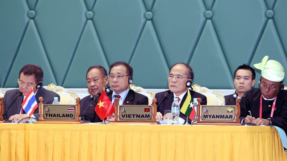  Chủ tịch Quốc hội Nguyễn Sinh Hùng dự Phiên họp thứ nhất của Đại hội đồng AIPA lần thứ 32, ngày 20/9/2011, tại Phnom Penh (Campuchia). (Ảnh: Nhan Sáng/TTXVN)