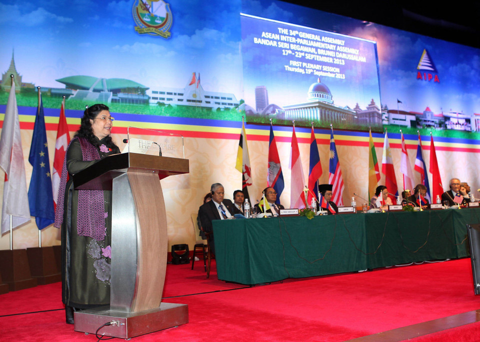 Phó Chủ tịch Quốc hội Tòng Thị Phóng phát biểu tại Phiên họp toàn thể thứ nhất của Đại hội đồng AIPA 34, ngày 19/9/2013, ở Brunei. (Ảnh: Trọng Đức/TTXVN)