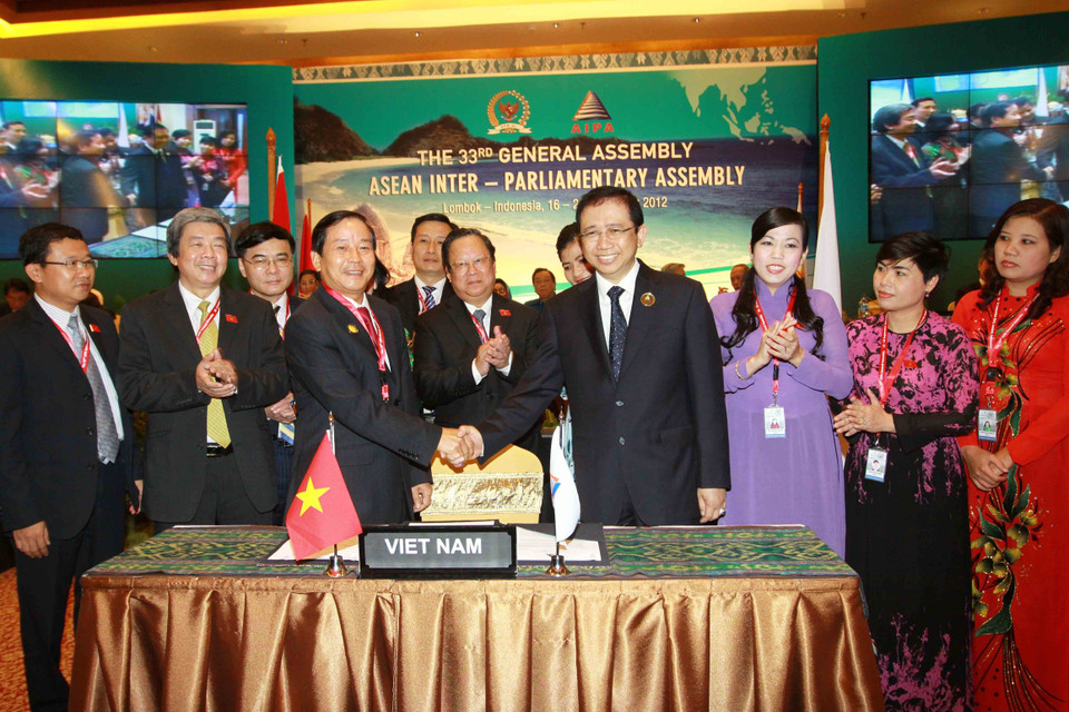 Chủ nhiệm Ủy ban Đối ngoại của Quốc hội Trần Văn Hằng và Ngài Marzuki Alie, Chủ tịch Hạ viện Indonesia, Chủ tịch AIPA 33 tại Lễ ký Thông cáo chung Phiên bế mạc Đại hội đồng AIPA 33 ở Lombok (Indonesia), ngày 21/9/2012. (Ảnh: Doãn Tấn/TTXVN)
