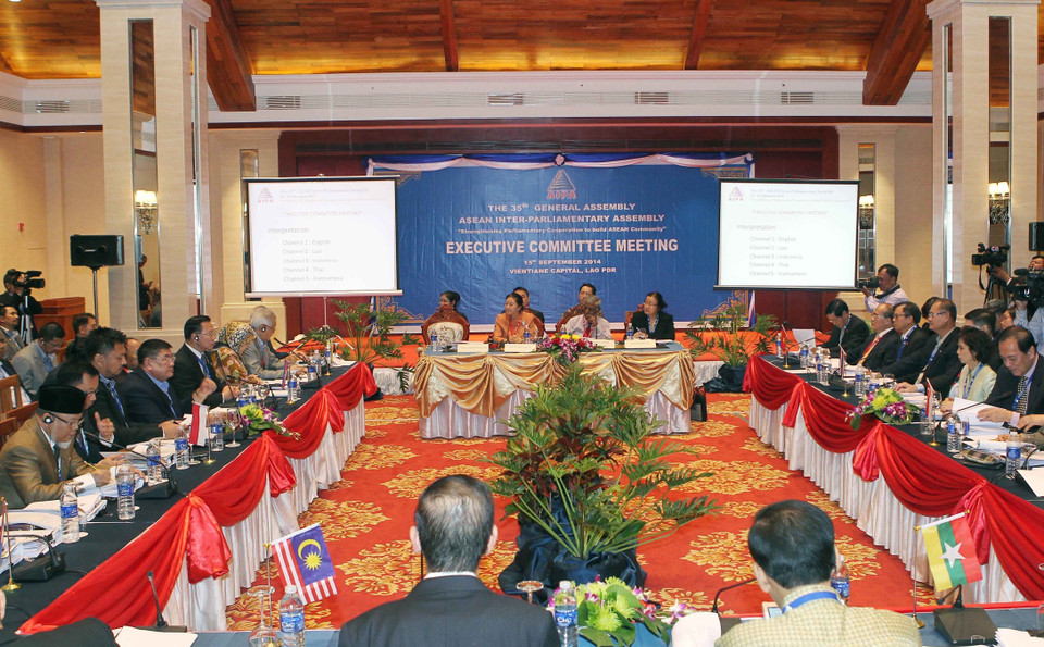 Chủ tịch Quốc hội Nguyễn Sinh Hùng dự phiên họp Ban Chấp hành AIPA-35, tối 15/9/2014, tại Vientiane (Lào). (Ảnh: Nhan Sáng/TTXVN)