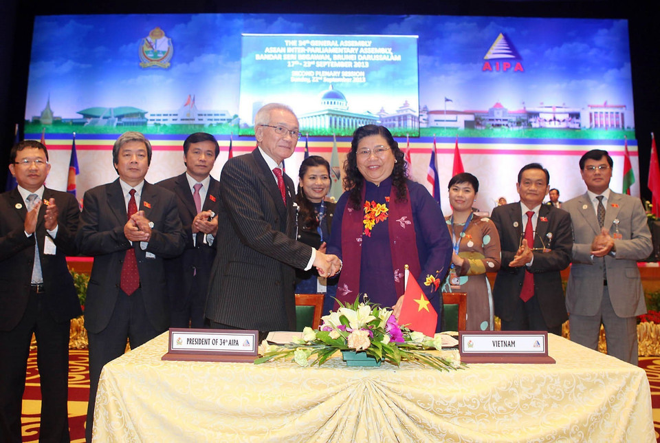 Phó Chủ tịch Quốc hội Tòng Thị Phóng, Trưởng đoàn Việt Nam và ông Pehin Dato Isa bin Ibrahim, Chủ tịch Hội đồng Lập pháp, Trưởng đoàn Brunei ký Thông cáo chung của AIPA tại phiên bế mạc Đại hội đồng AIPA lần thứ 34 (Brunei, 22/9/2013). (Ảnh: Trọng Đức/TTXVN)
