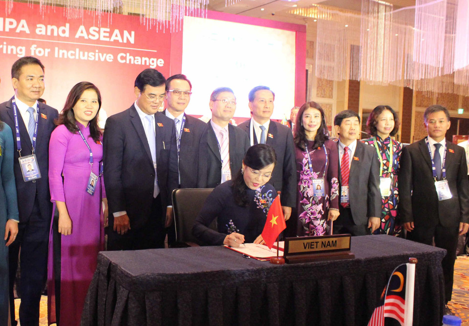  Đại diện đoàn Việt Nam, Chủ nhiệm Ủy ban Văn hóa, Giáo dục, Thanh thiếu niên, Nhi đồng của Quốc hội Nguyễn Thanh Hải ký Thông cáo chung của Hội nghị Đại hội đồng AIPA-38, tại Manila (Philippines), ngày 19/9/2017. (Ảnh: TTXVN phát)