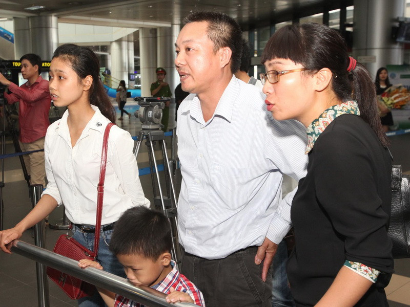 Người thân chờ đón người nhà của mình từ Libya trở về tại Sân bay Quốc tế Nội Bài. (Ảnh: Anh Tuấn/TTXVN)