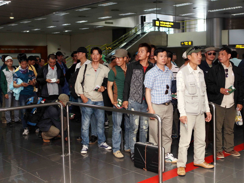 Lao động Việt Nam trở về từ Lybia làm thủ tục nhập cảnh tại sân bay Nội Bài. (Ảnh: Thanh Tùng/TTXVN) Đúng 13 giờ chiều nay (10/8), đã có thêm 184 lao động Việt Nam từ Libya về nước trên chuyến bay VN 9052 xuất phát từ Cairo (Ai Cập). Đây là những lao động do công ty Vinamex cung ứng cho nhà thầu Hàn quốc có dự án xây dựng tại Libya trong tổng số 682 lao động của công ty này được nhà thầu cam kết sẽ đảm bảo an toàn và đưa bằng máy bay thuê riêng từ Sirt (Libya) về Cairo và bay về đến Việt Nam trước 12/8. Ngày mai dự kiến có thêm 231 lao động nữa sẽ được về đến sân bay Nội Bài (Hà Nội) theo hành trình này. Như vậy tính đến hết ngày 10/8 đã có 453 lao động Việt Nam về nước an toàn, còn 213 người đã rời khỏi Libya sang các nước láng giềng và đang chờ đặt vé để về Việt nam trong vài ngày tới.