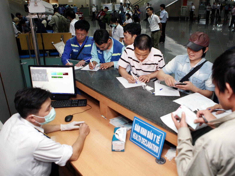 Lao động Việt Nam trở về từ Libya làm thủ tục khai báo kiểm dịch tại sân bay Nội Bài. (Ảnh: Thanh Tùng/TTXVN)