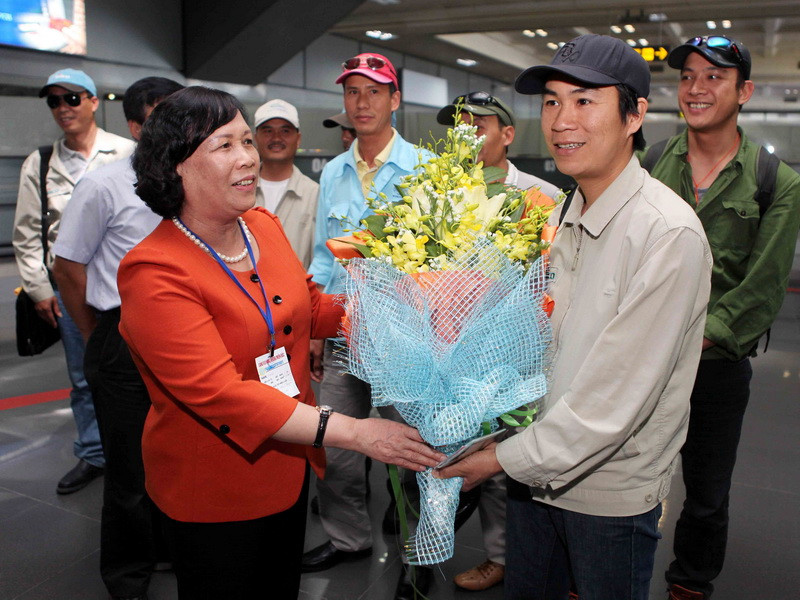 Bà Phạm Thị Hải Chuyền, Bộ trưởng Bộ Lao động – Thương binh và Xã hội đón lao động Việt Nam trở về từ Libya tại sân bay Nội Bài. (Ảnh: Thanh Tùng/TTXVN)