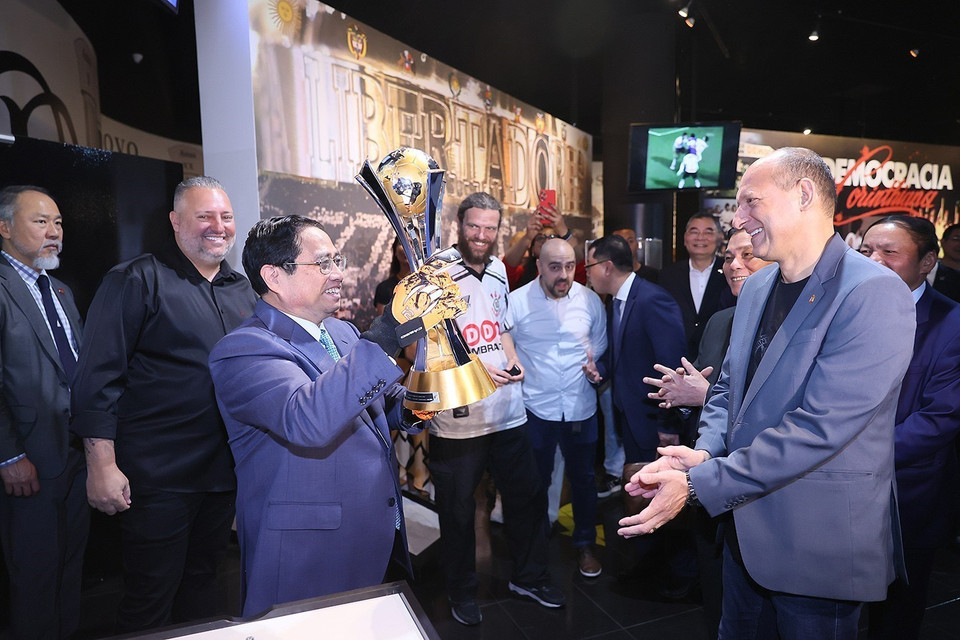 Thủ tướng Phạm Minh Chính thăm phòng trưng bày của Câu lạc bộ Bóng đá Corinthians Paulista. (Ảnh: Dương Giang/TTXVN)