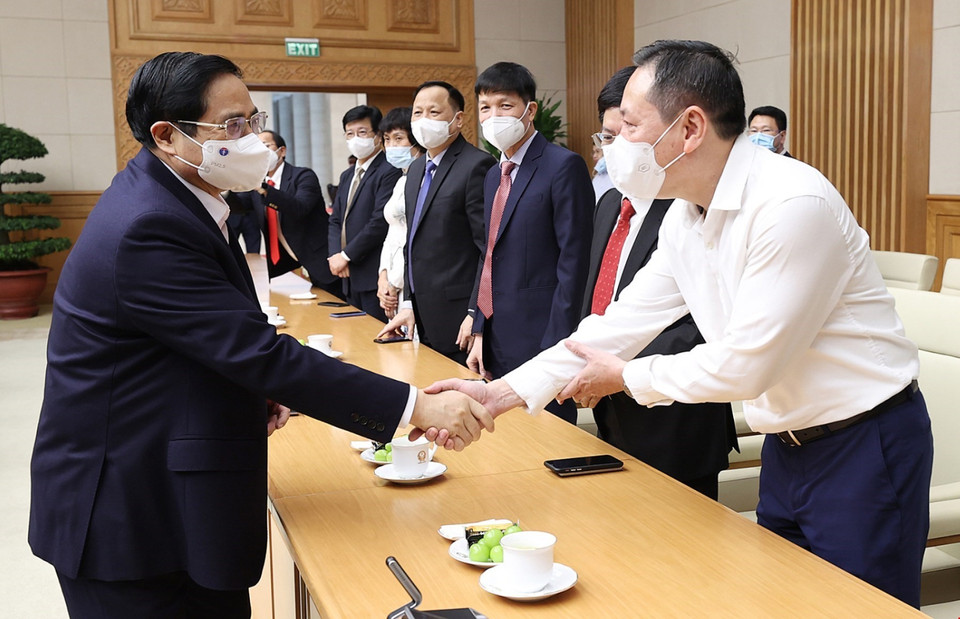 Thủ tướng Phạm Minh Chính với các đại biểu tham dự buổi gặp mặt. (Ảnh: Dương Giang/TTXVN)