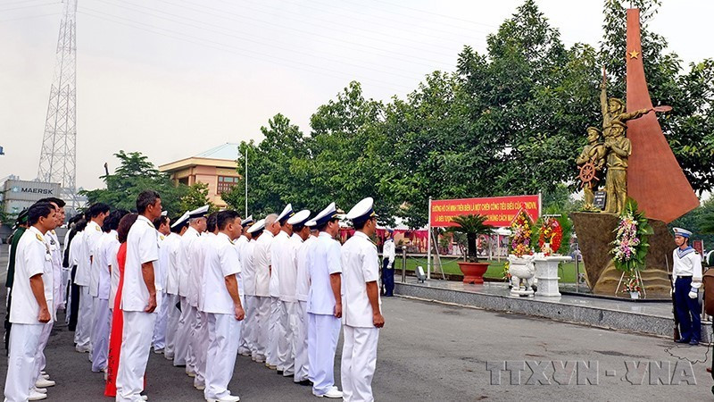 Cán bộ, chiến sỹ Lữ đoàn 125 Hải quân (tiền thân là Đoàn 759) qua các thời kỳ dâng hương tưởng niệm các Anh hùng liệt sỹ trước Tượng đài Chiến sỹ Đoàn tàu không số. (Ảnh: Thế Anh/TTXVN)