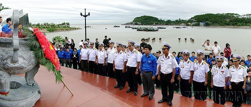160 đại biểu đoàn viên thanh niên ưu tú trên khắp cả nước cùng các cựu chiến binh trên Đoàn tàu Không số dâng hương tại bến tàu K15 Đồ Sơn, Hải Phòng, tưởng niệm các chiến sỹ đã anh dũng hy sinh trên tuyến đường Hồ Chí Minh trên biển (5/10/2011). (Ảnh: Thế Duyệt/TTXVN)