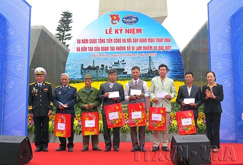 Phó Bí thư Thành ủy Hải Phòng tặng quà cho đại diện các gia đình cựu chiến binh tàu Không số có hoàn cảnh khó khăn. (Ảnh: Trần Hoàng Ngọc/TTXVN)