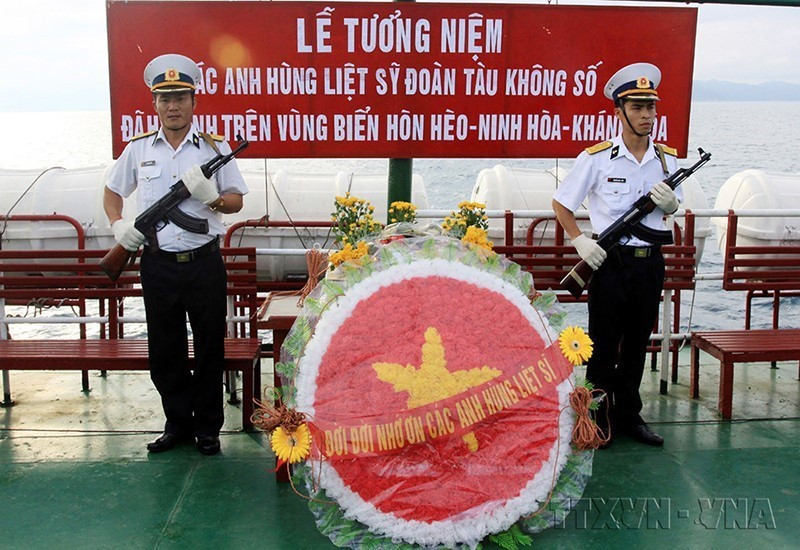 Lễ tưởng niệm các Anh hùng liệt sỹ của Đoàn tàu Không số tại vùng biển Hòn Hèo (Ninh Hòa, Khánh Hòa), ngày 13/10/2011, nơi trước đây thuyền trưởng Nguyễn Phan Vinh cùng con tàu C235 và đồng đội đã anh dũng hy sinh. (Ảnh: Thế Duyệt/TTXVN)
