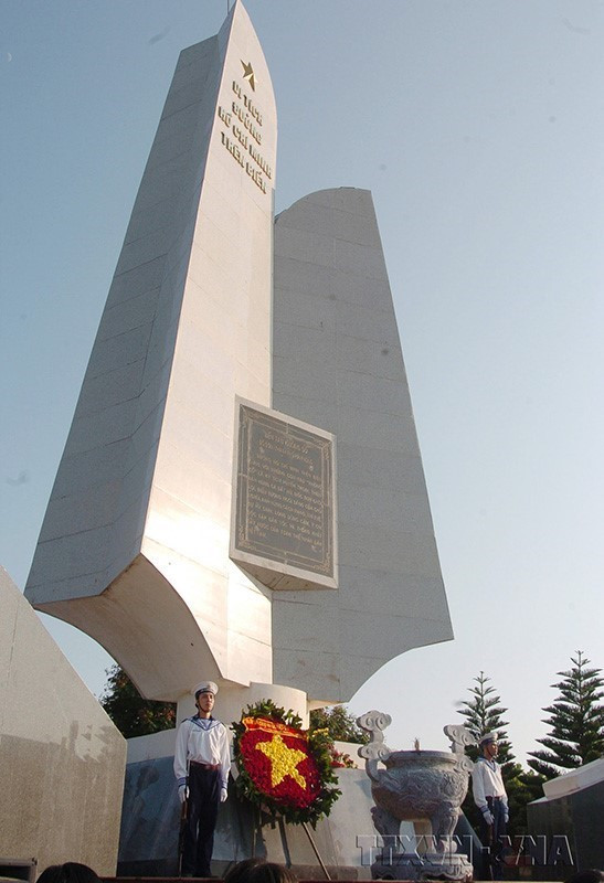 Đài tưởng niệm Bến tàu không số K15, Đồ Sơn (Hải Phòng) - điểm xuất phát Đường Hồ Chí Minh trên biển trong cuộc kháng chiến chống Mỹ, cứu nước. (Ảnh: Đình Trân/TTXVN)
