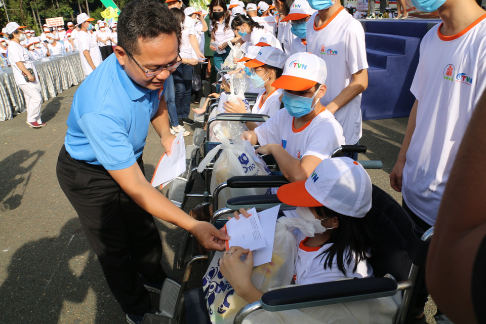 Đại diện Ban tổ chức tặng quà cho các nạn nhân chất độc da cam/dioxin tại chương trinh. (Ảnh: Thanh Vũ/TTXVN)