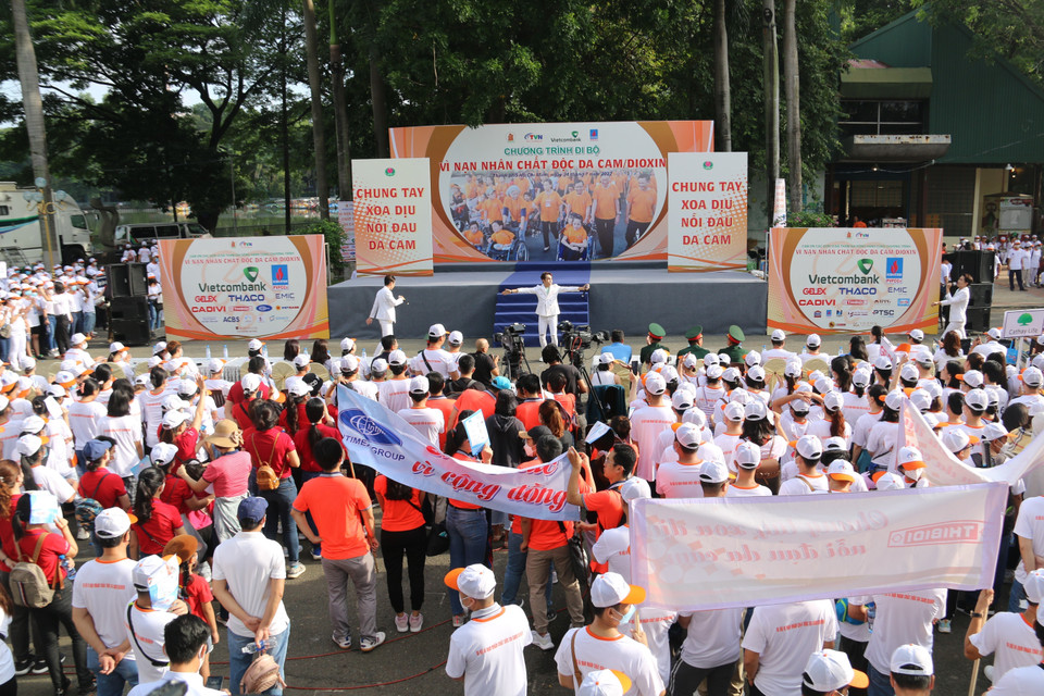 Quang cảnh chương trình đi bộ đồng hành Vì nạn nhân chất độc da cam/dioxin với tinh thần vì mọi người, ở mọi nơi. (Ảnh: Thanh Vũ/TTXVN)