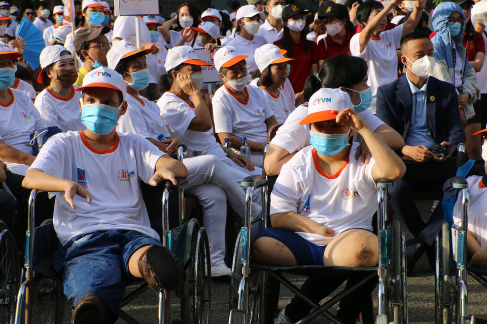 Các nạn nhân chất độc da cam/dioxin tại chương trinh. (Ảnh: Thanh Vũ/TTXVN)