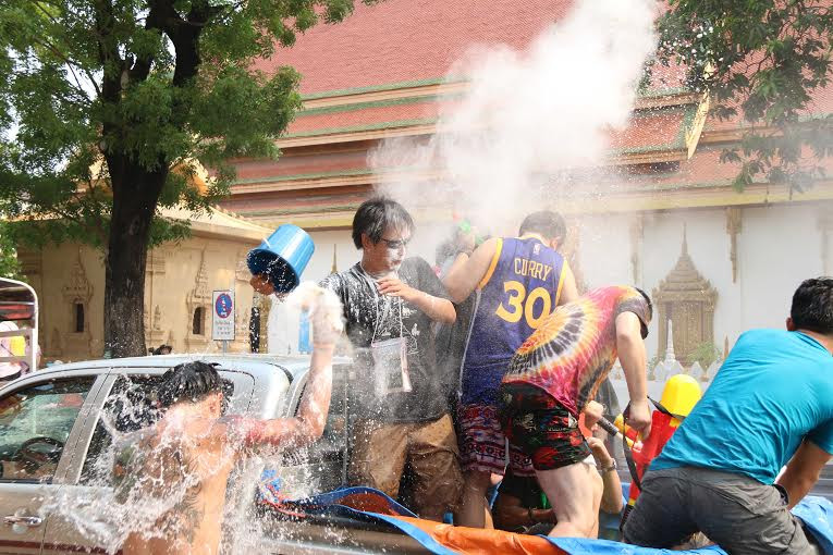 Người Lào tin rằng nước sẽ giúp gột rửa điều xấu xa, bệnh tật và cầu chúc năm mới thanh bạch và mạnh khỏe. (Ảnh: Phạm Kiên/Vietnam+) 