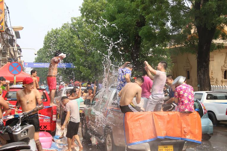 Khác với mọi năm, thay vì chỉ diễn ra trong ba ngày, năm nay Tết Lào diễn ra trong bốn ngày (13-16/4) vì là năm nhuận. (Ảnh: Phạm Kiên/Vietnam+) 