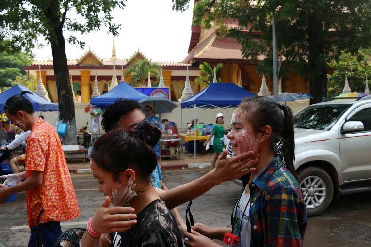 Trước khi té nước, người Lào thường dành cho nhau những lời chúc tụng tốt đẹp. (Ảnh: Phạm Kiên/Vietnam+) 