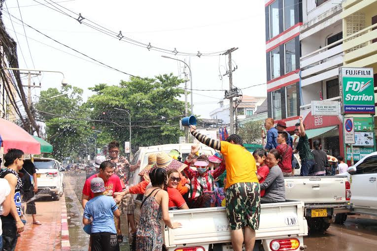 Khắp các đường phố, từ trẻ em đến người lớn tạo thành từng nhóm để cùng nhau té nước người qua đường. (Ảnh: Phạm Kiên/Vietnam+) 