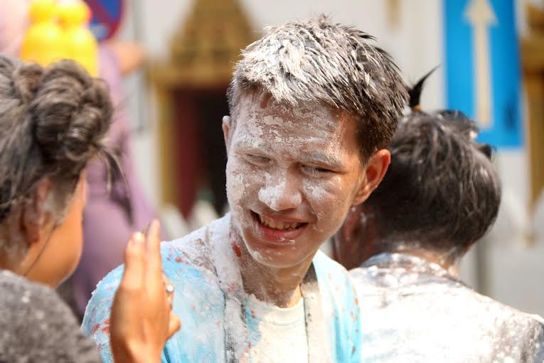 Người dân cũng sử dụng bột để giúp lễ hội thêm phần đặc sắc. (Ảnh: Phạm Kiên/Vietnam+) 