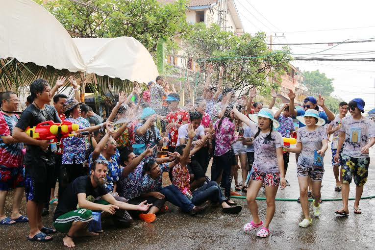 Các du khách hồ hởi tham gia té nước cùng người dân địa phương. (Ảnh: Phạm Kiên/Vietnam+) 