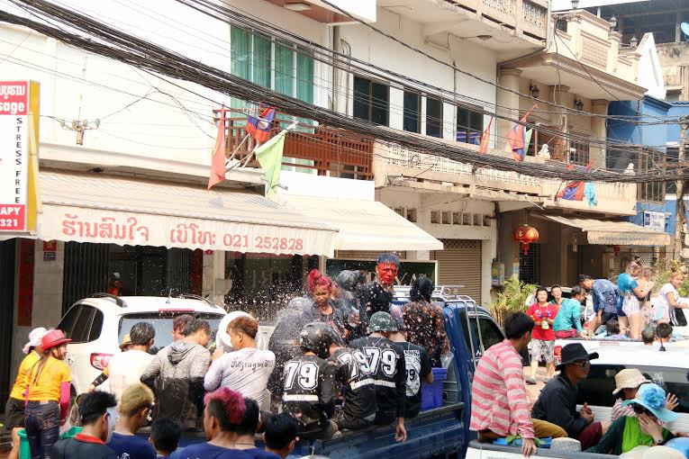 Lễ hội té nước được tổ chức để chào đón Tết cổ truyền Bunpimay 2016. (Ảnh: Phạm Kiên/Vietnam+) 