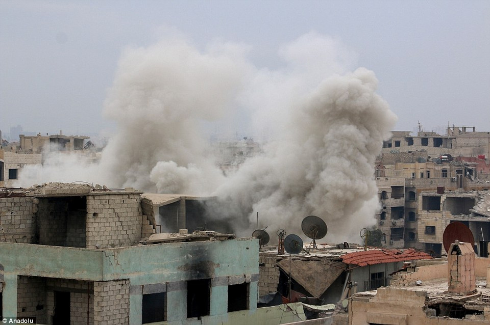 Những đám khói mù bốc lên sau các trận không kích vào các huyện Douma, Zemelka, Cobar, Hamuriye và Arbin. (Nguồn: Anadolu)