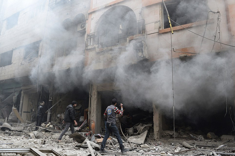 Những đám khói mù bốc lên sau các trận không kích vào các huyện Douma, Zemelka, Cobar, Hamuriye và Arbin. (Nguồn: Anadolu)