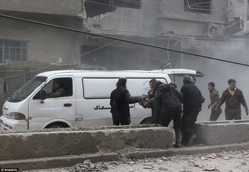 Đưa người bị thương tới bệnh viện. (Nguồn: Anadolu)