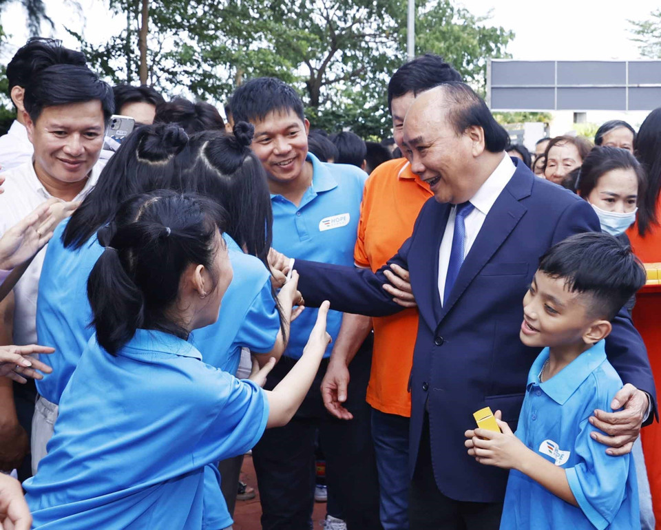 Chủ tịch nước Nguyễn Xuân Phúc với học sinh trường tiểu học, THCS và THPT Hy Vọng. (Ảnh: Thống Nhất/TTXVN)