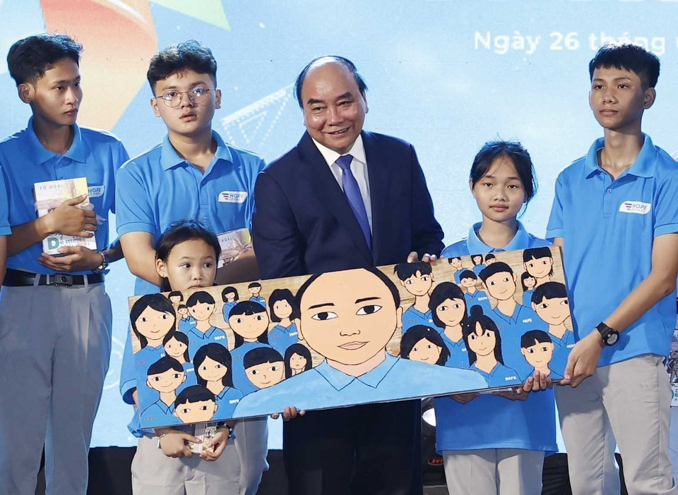 Các em học sinh kính tặng Chủ tịch nước Nguyễn Xuân Phúc bức tranh do chính tay các em vẽ. (Ảnh: Thống Nhất/TTXVN)