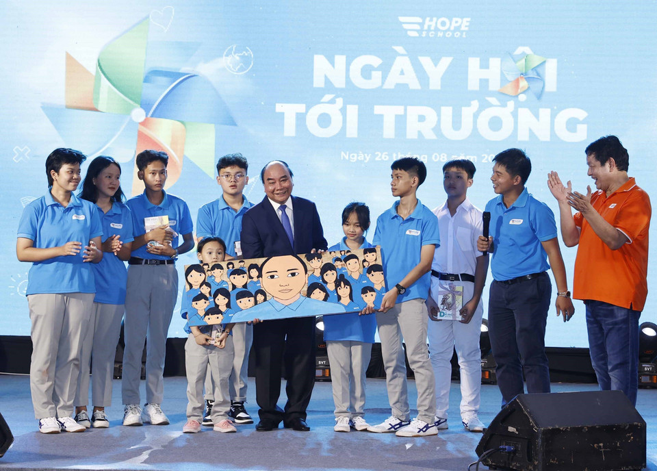 Các em học sinh kính tặng Chủ tịch nước Nguyễn Xuân Phúc bức tranh do chính tay các em vẽ. (Ảnh: Thống Nhất/TTXVN)