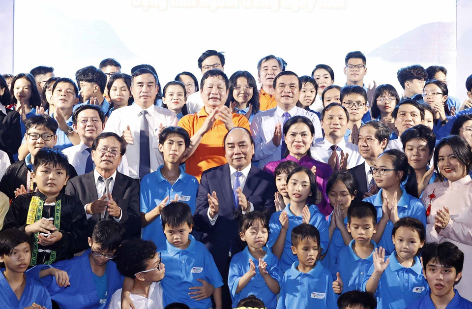 Chủ tịch nước Nguyễn Xuân Phúc với học sinh trường tiểu học, trung học cơ sở và trung học phổ thông Hy Vọng. (Ảnh: Thống Nhất/TTXVN)