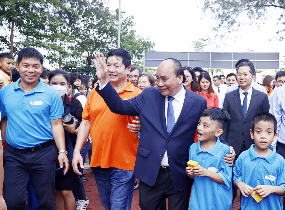 Chủ tịch nước Nguyễn Xuân Phúc với học sinh trường tiểu học, THCS và THPT Hy Vọng.(Ảnh: Thống Nhất/TTXVN)