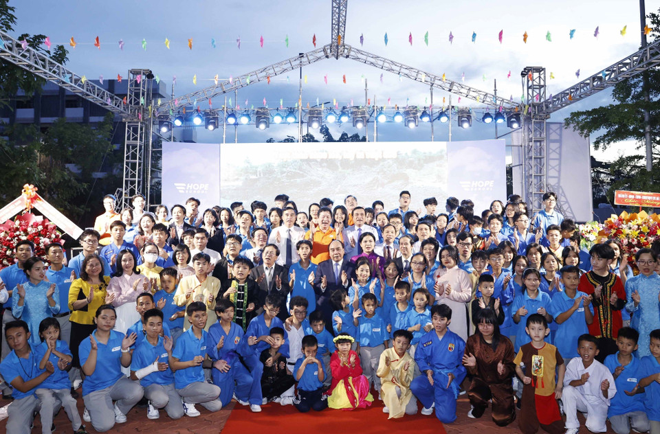 Chủ tịch nước Nguyễn Xuân Phúc với học sinh trường tiểu học, trung học cơ sở và trung học phổ thông Hy Vọng. (Ảnh: Thống Nhất/TTXVN)