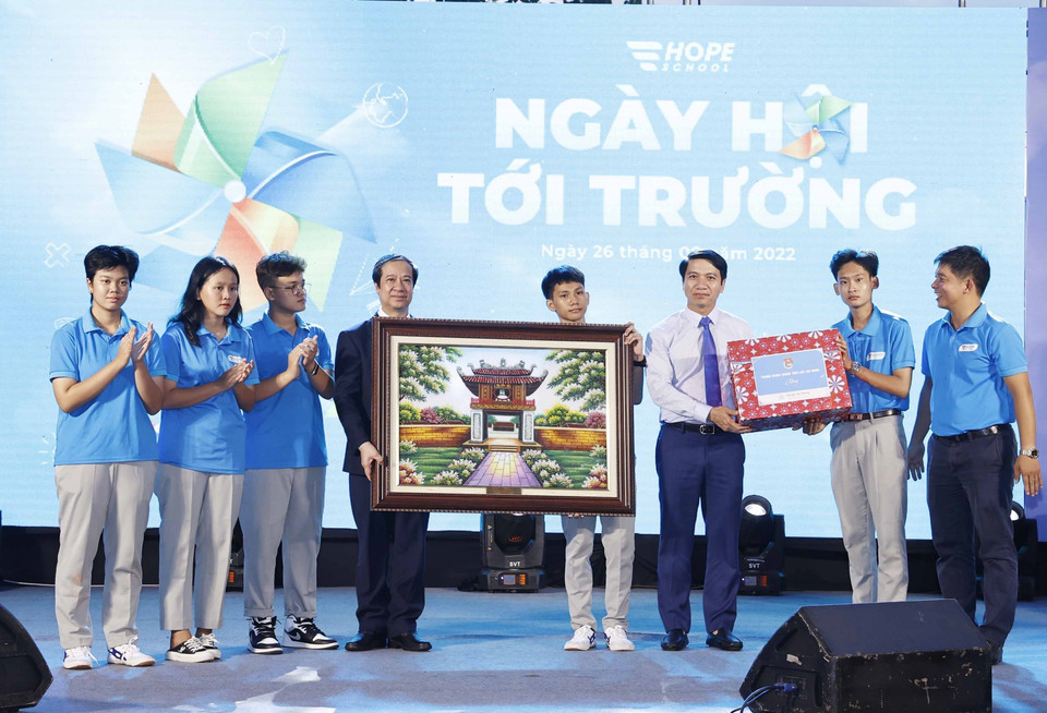 Các đại biểu tặng quà cho trường tiểu học, trung học cơ sở và trung học phổ thông Hy Vọng. (Ảnh: Thống Nhất/TTXVN)