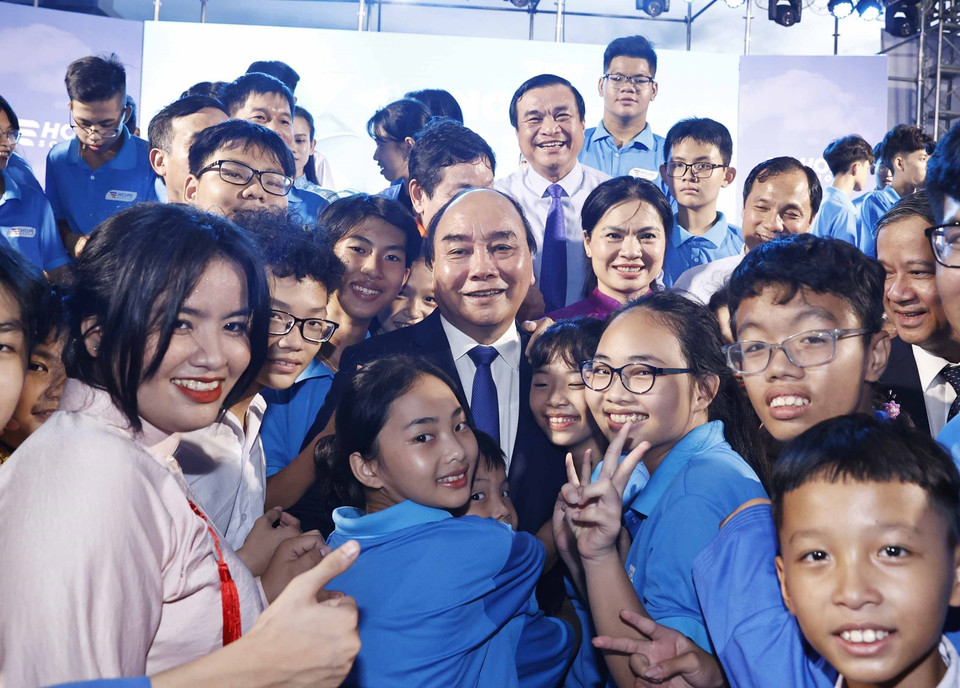 Chủ tịch nước Nguyễn Xuân Phúc với học sinh trường tiểu học, trung học cơ sở và trung học phổ thông Hy Vọng. (Ảnh: Thống Nhất/TTXVN)