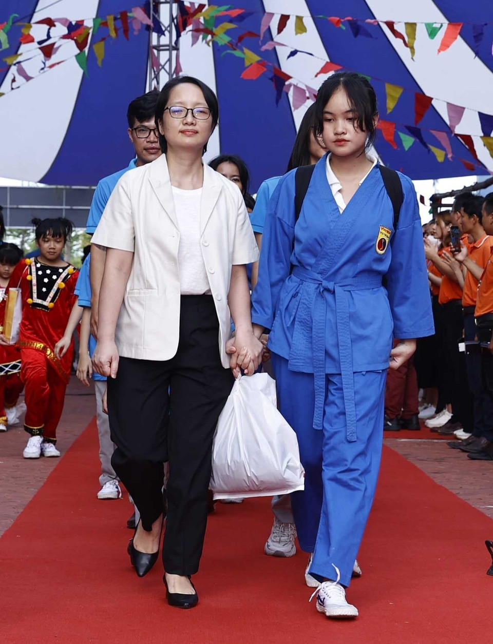 Các đơn vị tài trợ đồng hành cùng các em nhỏ mồ côi cha, mẹ do COVID-19. (Ảnh: Thống Nhất/TTXVN)