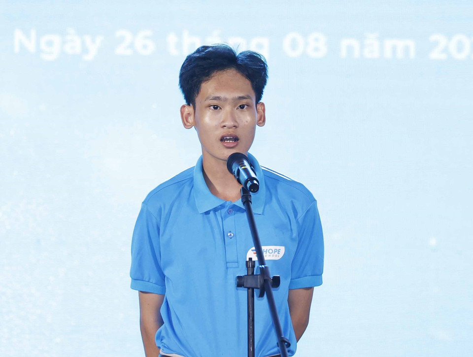 Em Lưu Hữu Nghị, lớp 10 từ Thành phố Hồ Chí Minh phát biểu cảm ơn. (Ảnh: Thống Nhất/TTXVN)